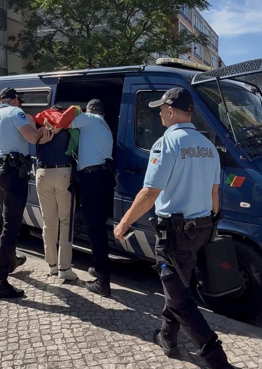 AfonsoJFG's tweet photo. Em breve vamos publicar o vídeo que mostra a minha detenção por (literalmente) cantar o hino perante uma manifestação de islâmicos radicais.

Peço que partilhem com toda a gente, porque vai chocar e acordar muitas pessoas. 

🇵🇹 é um país ocupado! https://t.co/2YoeFLr9k7