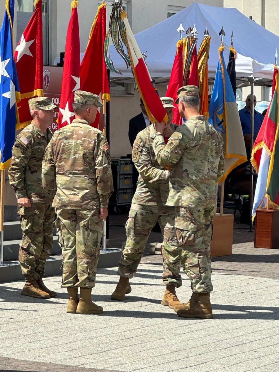 DGeneralneRSZ's tweet photo. Gen. Christopher Donahue zakończył służbę na stanowisku dowódcy U.S. Army Europe and Africa, pełniąc jedną z najważniejszych funkcji odpowiedzialnych za współpracę sojuszniczą i bezpieczeństwo w Europie oraz Afryce.

✔️ W uroczystości uczestniczył dowódca generalny Rodzajów Sił Zbrojnych, gen. broni Marek Sokołowski, który wręczył generałowi symboliczny upominek od Ministra Obrony Narodowej oraz złożył wyrazy uznania i podziękował za służbę, a także wkład w rozwój współpracy pomiędzy siłami zbrojnymi państw sojuszniczych.

Dziękujemy 🇵🇱🤝🇺🇸!