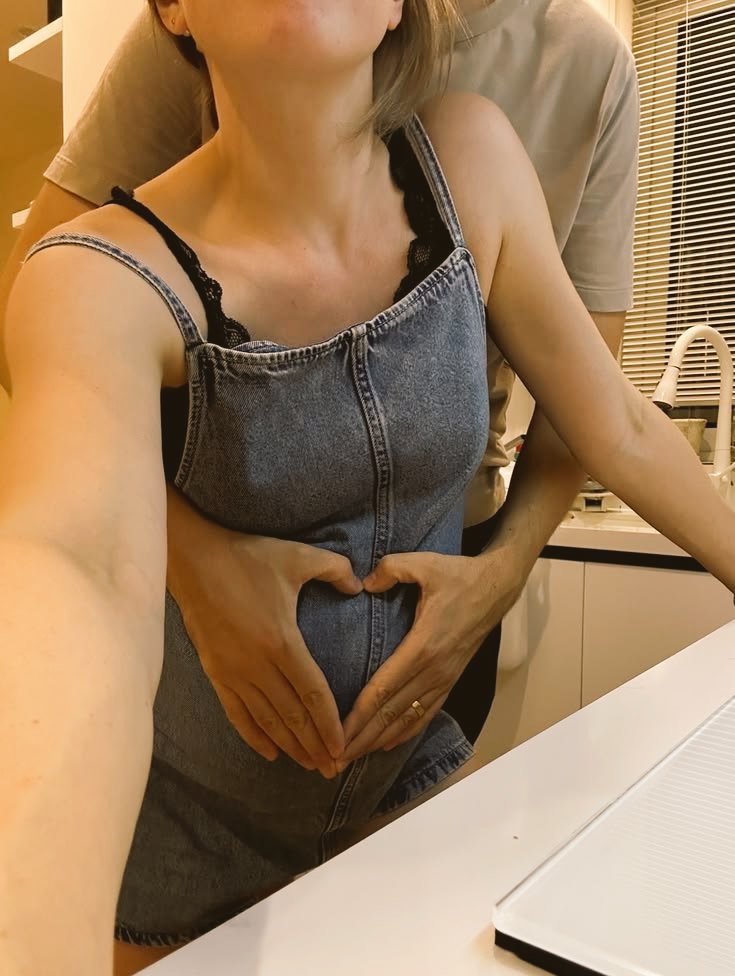 AmelieMill14191's tweet photo. 🧡Papi y su obsesión por mí tripita.
                  He de confesar que me encanta 🧡 https://t.co/HGggtLWedM