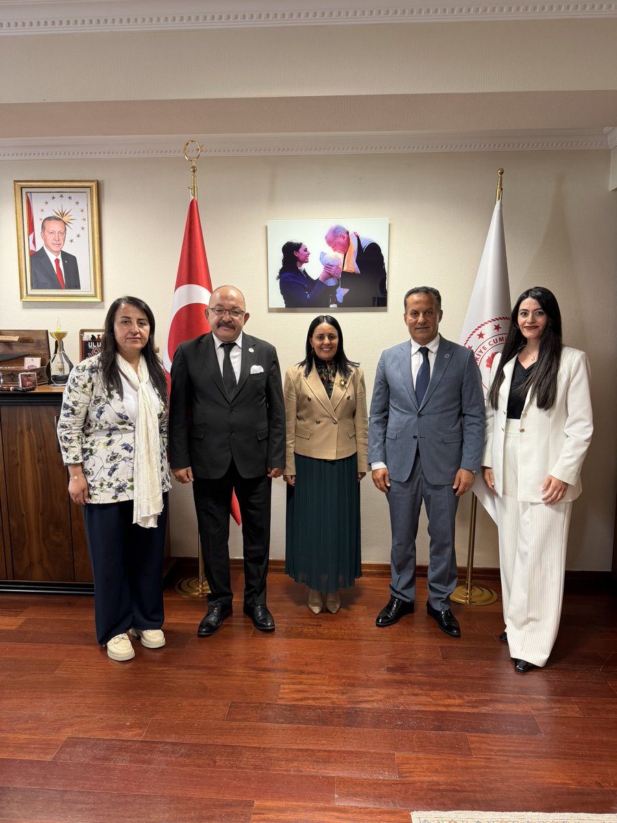 EMSAVayilmaz's tweet photo. Vakıf Yönetim Kurulu üyelerimizle birlikte, İçişleri Bakanı Müşaviri Sayın Hatice Atan’ı makamında ziyaret ettik.

Gerçekleştirdiğimiz ziyarette vakfımızın faaliyetleri ve şehit ile gazi ailelerimizin talep ve beklentileri üzerine verimli bir istişarede bulunduk.

Her daim şehit ve gazi ailelerimizin yanında olan, onların iş ve işlemlerinde büyük bir hassasiyetle destek veren, kendilerini ailesinin bir ferdi gibi gören Sayın Hatice Atan’a nazik kabulleri ve samimi misafirperverlikleri için teşekkür ediyorum.

Kendilerine çalışmalarında üstün başarılar diliyor, şehit ve gazi ailelerimize göstermiş oldukları kıymetli desteklerin artarak devam etmesini temenni ediyorum.
@hatice_atan73 @TC_icisleri