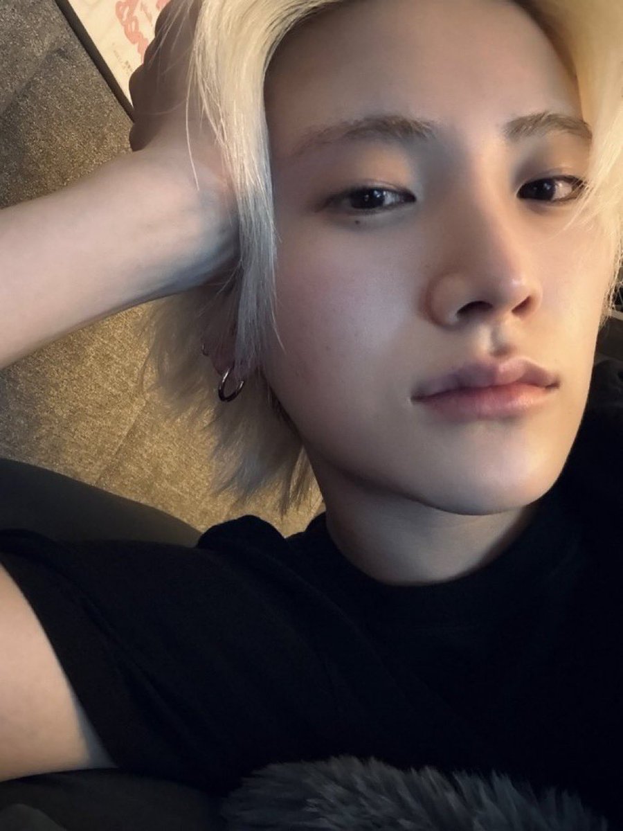 yumniqlo's tweet photo. the close up of the mole in his eye, his bare face, his plumped lips, and his gaze. he is so beautiful 🩶 https://t.co/KZuu0si1fc