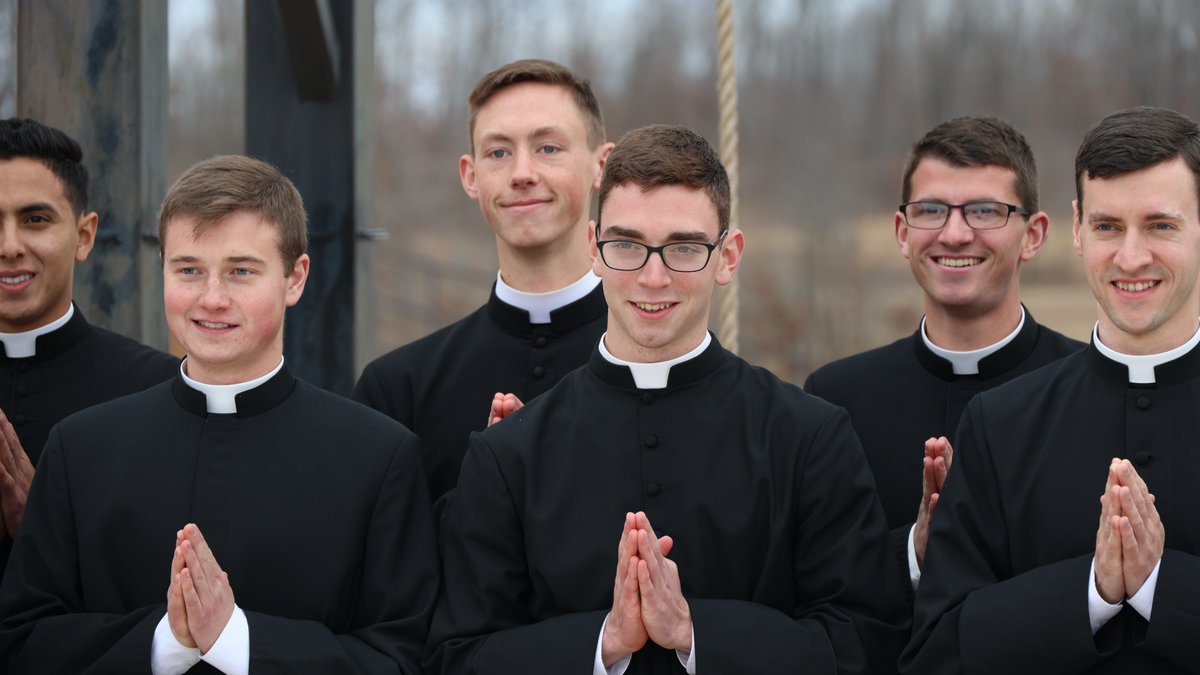 chadpostolico's tweet photo. Hermano, por más que estés en completo desacuerdo con las consagraciones de obispos de la FSSPX, recuerda que absolutamente cada uno de sus miembros es nuestro hermano en Cristo. Tenemos a la misma Madre, la Santísima Virgen María, y aman a Nuestro Señor y a Ella tanto como cualquiera de nosotros.

Trátalos con caridad y amor, y procura ver a Cristo en cada uno de sus miembros. No te alegres en lo más mínimo por su excomunión ni respondas con burlas, odio o desprecio. Más bien, reza por una pronta reconciliación y por la plena unidad.

Si esto te parece controvertido, quizá sea un buen momento para examinar tu corazón.