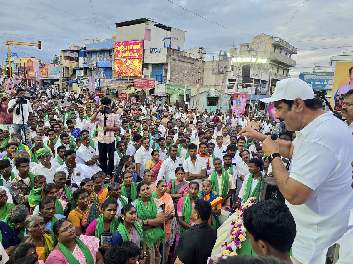 draramadoss's tweet photo. கர்நாடகத்தில், காவிரியின் குறுக்கே மேகதாதுவில் அணை கட்ட திட்டமிடும் கர்நாடக அரசை கண்டித்தும், இத்திட்டத்தை முழுமையாக கைவிட வலியுறுத்தியும், பிலிகுண்டுவில் இருந்து பூம்புகார் வரை நடைபெறும் நான்கு நாட்கள் பயணத்தில், பவானியில் துண்டு பிரசுரங்கள் வழங்கி, பொதுமக்களிடையே விழிப்புணர்வை ஏற்படுத்தி உரையாற்றிய போது.!

#காவிரிகாப்போம்
#மேகதாதுஅணைதடுப்போம்

#CauveryKappom
#MekedatuAnaiThaduppom #MekadatuRally #CauveryRights #TamilNadu #PMK