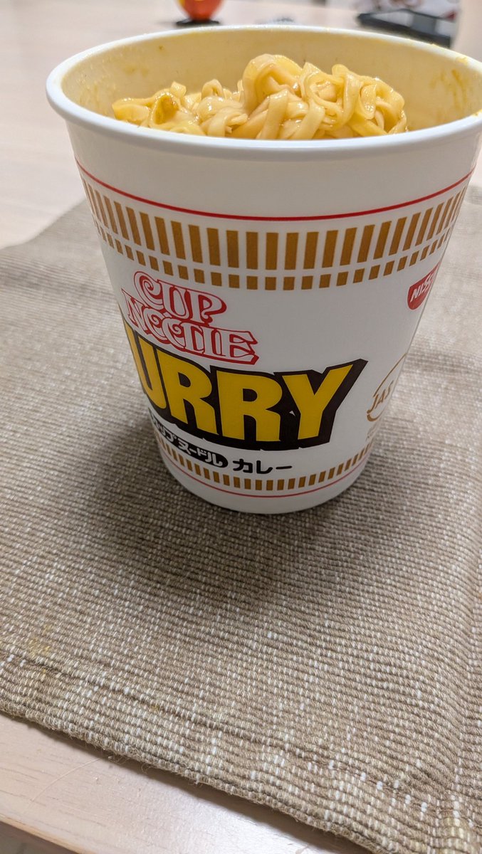 20130613hiro's tweet photo. 飲んで帰宅して〆のラーメン。
敢えてカレーにしてカロリーでパワーチャージ！
5時間後、後悔してるはずだけど止められない😇 https://t.co/BUpfTltBke