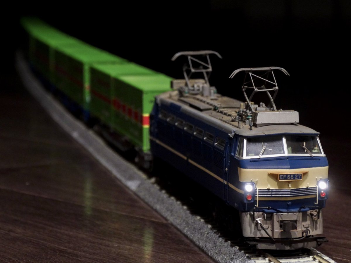 sarubenben's tweet photo. EL4台同時製作のうちの3両目、EF66 27が完成。DCCサウンド化済。製品の塗りがイマイチだったので全塗装。青15号は62と同じくトレカラのそれをそのまま塗装し、褪色や汚しのウェザリング。クーラー下の滑り止めも再現。前面窓が大きいから運転台が目立ってよき。16番でTX甲種やりたいけど一生無理かな笑 https://t.co/rMECsRmsL7