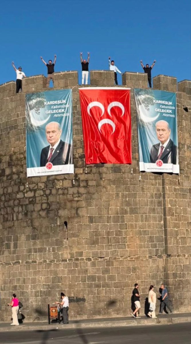 musakucuk2934's tweet photo. Diyarbakır surlarında Terörsüz Türkiye'nin özeti 🇹🇷

Kardeşlik Kalbimizde
Gelecek Aklımızda https://t.co/hYuu5UHD9D
