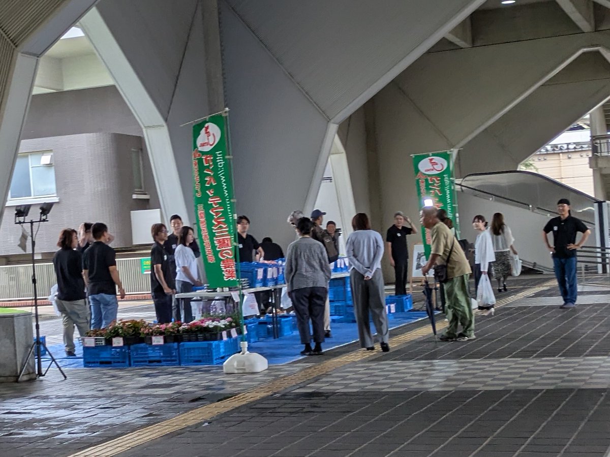 Nakamura_Mitaka's tweet photo. 朝、武蔵境駅nonowa口での街頭演説をおばた和仁市議会議員とともに行いました。水曜日に南口で行っていますが、nonowa口を使う三鷹市民もいるため行いました。

原則として毎週木曜日に行っている東京都監査委員としての委員審議に出席しました。事務局長が異���するため挨拶がありました。

先の都議会定例会で都に提出した文書質問について、都市整備局と打ち合わせをしました。

JA東京むさし三鷹地区青壮年部が市役所議場棟下で行った三鷹農産物の直売会を見学し、購入しました。

顧問をしている三鷹市世界連邦運動協会の定期総会が元気創造プラザで開かれ出席しました。 世界の恒久平和と人類の福祉の増進を目的に���立され、三鷹市は1960年に、東京都は1963年に世界連邦宣言都市になっています。

市議会の会派「立憲民主緑風会」の控室を訪問し、高谷真一朗市議会議員、谷口としや市議会議員と情報交換しました。

#立憲民主党 #中村ひろし #都議会