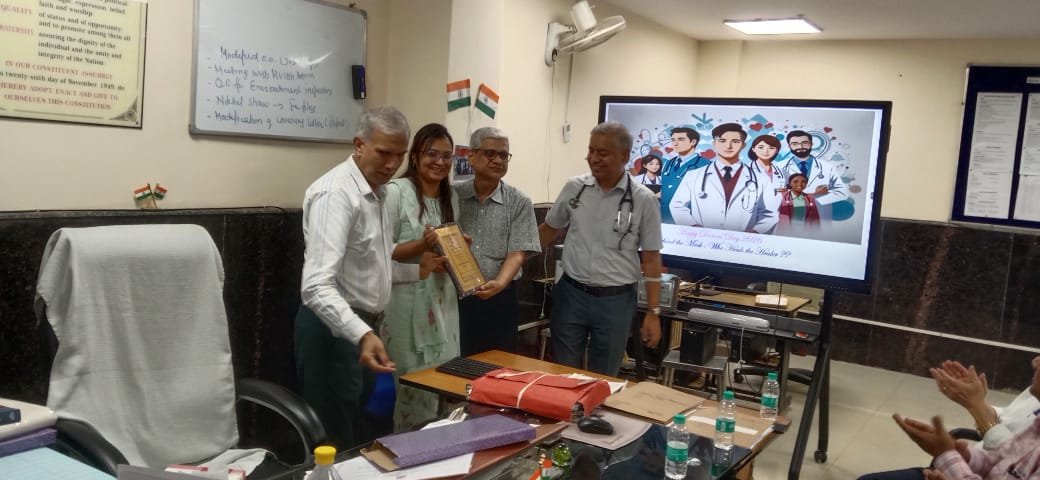 MCD_Delhi's tweet photo. राष्ट्रीय चिकित्सक दिवस के अवसर पर एमसीडी के राजन बाबू इंस्टीट्यूट ऑफ पल्मोनरी मेडिसिन एंड टीबी (RBIPMT) में उत्कृष्ट सेवाएं प्रदान करने वाले चिकित्सकों को 'उत्कृष्ट कर्तव्य निर्वहन' के लिए सम्मानित किया गया। 

इस अवसर पर स्वास्थ्य सेवाओं के प्रति उनके समर्पण, सेवा भावना एवं उल्लेखनीय योगदान की नगर निगम दिल्ली द्वारा सम्मानपूर्वक सराहना की गई।

@LokNiwasDelhi @gupta_rekha @CMODelhi @praveshwahi

#MCD #MCDCares #Delhi #NationalDoctorsDay