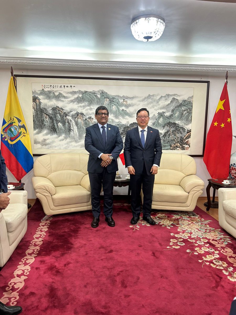 Produccion_Ecu's tweet photo. El ministro @LuisJaramilloOK mantuvo una reunión con el Embajador de la República Popular China en nuestro país, Sun Xiangyang, con el objetivo de fortalecer la relación bilateral y reafirmar el compromiso de seguir impulsando la agenda comercial entre ambos países🇨🇳🇪🇨. https://t.co/Ys80k4Etrs
