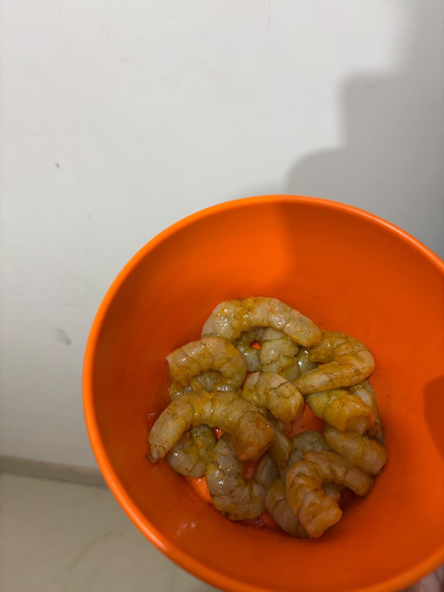 A5HEN1012's tweet photo. @Swiggy @SwiggyCares Ordered 250g peeled white prawns from Swiggy’s Fresh Meat section (Evegro), but the actual weight after opening the pack was only 155g. I even requested the prawns to be deveined, but they weren’t. https://t.co/6yP4kIjavi