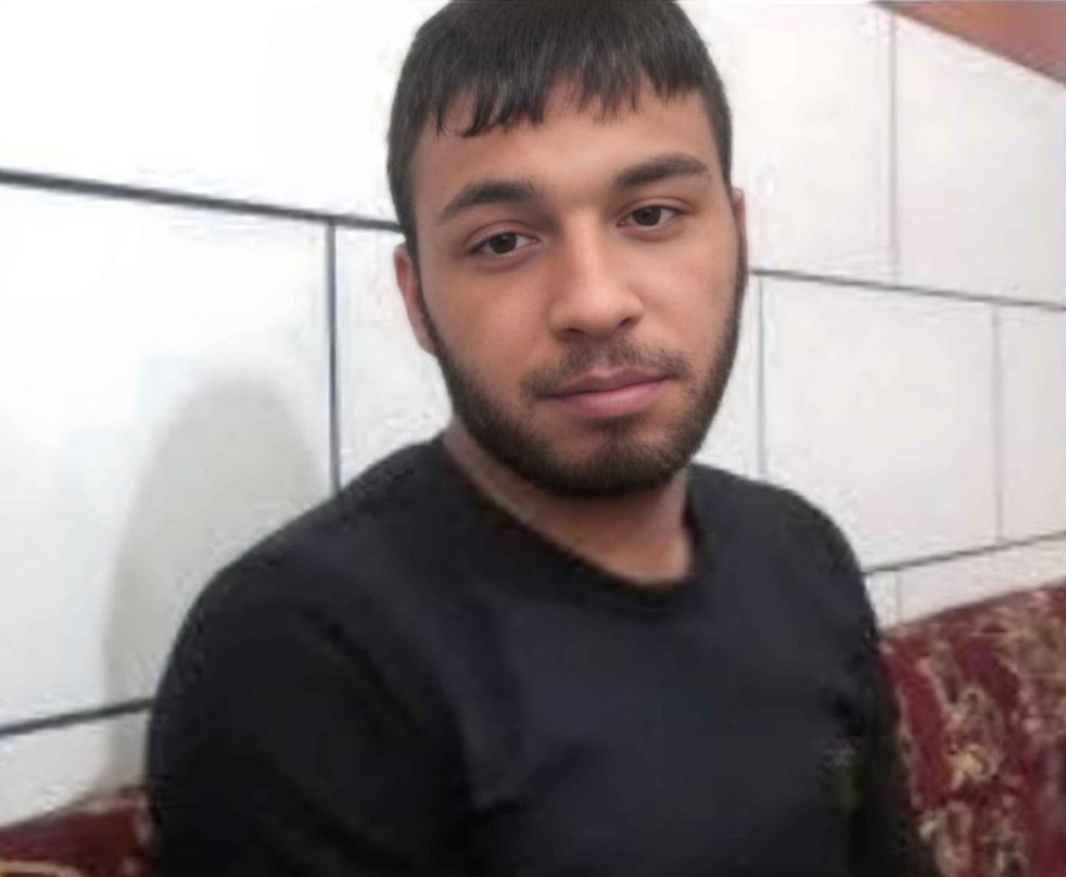 HadrienClouet's tweet photo. Le 9e congrès contre la peine de mort se termine à #Paris.

Pensée pour Malek Mousavi, prisonnier politique iranien que je parraine.

La peine de mort est toujours barbare, où qu'elle s'applique. Elle l'est d'autant plus contre un jeune vendeur ambulant de 26 ans, arrêté pour rébellion armée et crime religieux (car proche de l'incendie d'une base des Gardiens de la révolution), confronté à un réquisitoire raciste, torturé pour lui extorquer des aveux sur lesquels il est revenu, privé d'un avocat pour raisons financières et condamné à mort par le tribunal de Dezfoul.

Il est dans le couloir de la mort, à la prison d'Ahvaz.

#FRENCHMP4IRAN #STOPEXECUTIONSINIRAN #Iran