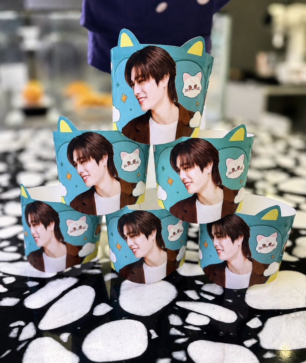 novemberprivacy's tweet photo. โปรเจกต์วันเกิดน้องภูวินทร์จะเริ่มพรุ่งนี้แล้วนะคะทุกคน!! 🎂

ระหว่างวันที่ 3-6 กรกฏาคมนี้ ขอเชิญชวนแม่ๆน้องภูวินและชาววินนี่ถ้ามีโอกาสไปที่ AIS SIAM, ร้าน PLUG CAFE ชั้น 1 สามารถแวะไปถ่ายรูปกับโปรเจกต์น้องภูวินกับแสตนดี้พุพุร่างเด็กสุดน่ารัก มาร่วมอวยพรวันเกิดให้น้องภูวินกันค่ะทุกคน 🥰 

และถ้าซื้อเครื่องดื่มในคาเฟ่สามารถรับ Cup Sleeve ลายน้องภูวินสุดคิ้วท์ไปได้เลยค่ะ มี 50 ชิ้นต่อวันเท่านั้น มัมหมีและชาววินนี่อย่าลืมแวะไปกันนะคะ 💚

#phuwintang
#GrowingwithPhuwin23
