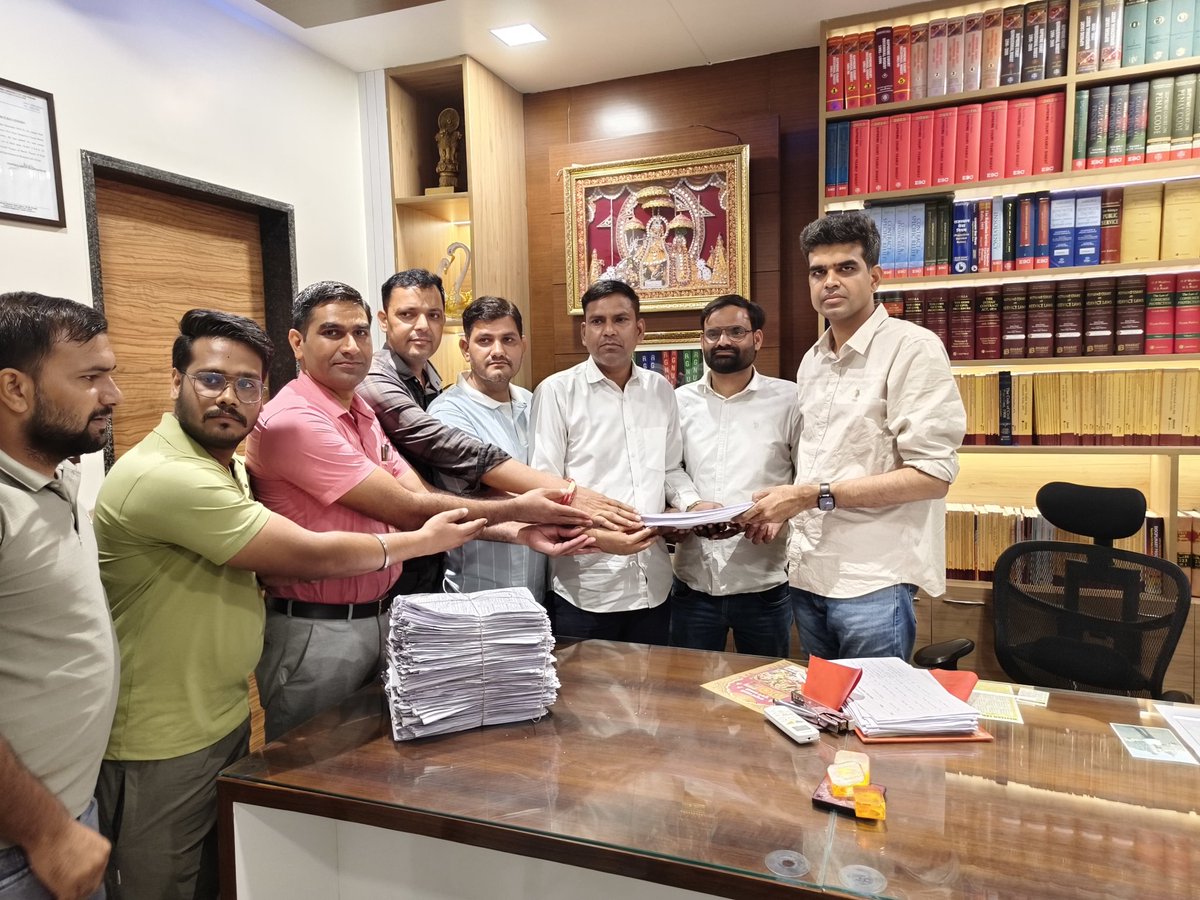 mahigujjar08's tweet photo. #कृषि_पर्यवेक्षक भर्ती 2026 की याचिका आज एडवोकेट हरेन्द्र नील जी को सुपूर्द कर दी गई है , 
 अब वो इसकी पैरवी करेंगे 
उचित न्याय दिलाने का आश्वासन दिया है... 
#agricultureSupervisor #RSSMB https://t.co/S7jRKc5TD6