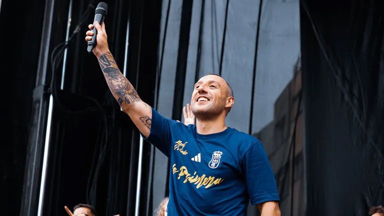 bulldozerOVD's tweet photo. Vino cobrando el mínimo porque LaLiga no le dejaba jugar gratis. Con el objetivo de devolvernos a 1ªDiv, tras 24 años. Y LO HIZO siendo clave, con gol en semifinal y final del PO. Cedió %€ de imagen/camisetas para la cantera. Y fue mucho más que un jugador, embajador del club.💙 https://t.co/6vvcpSS640