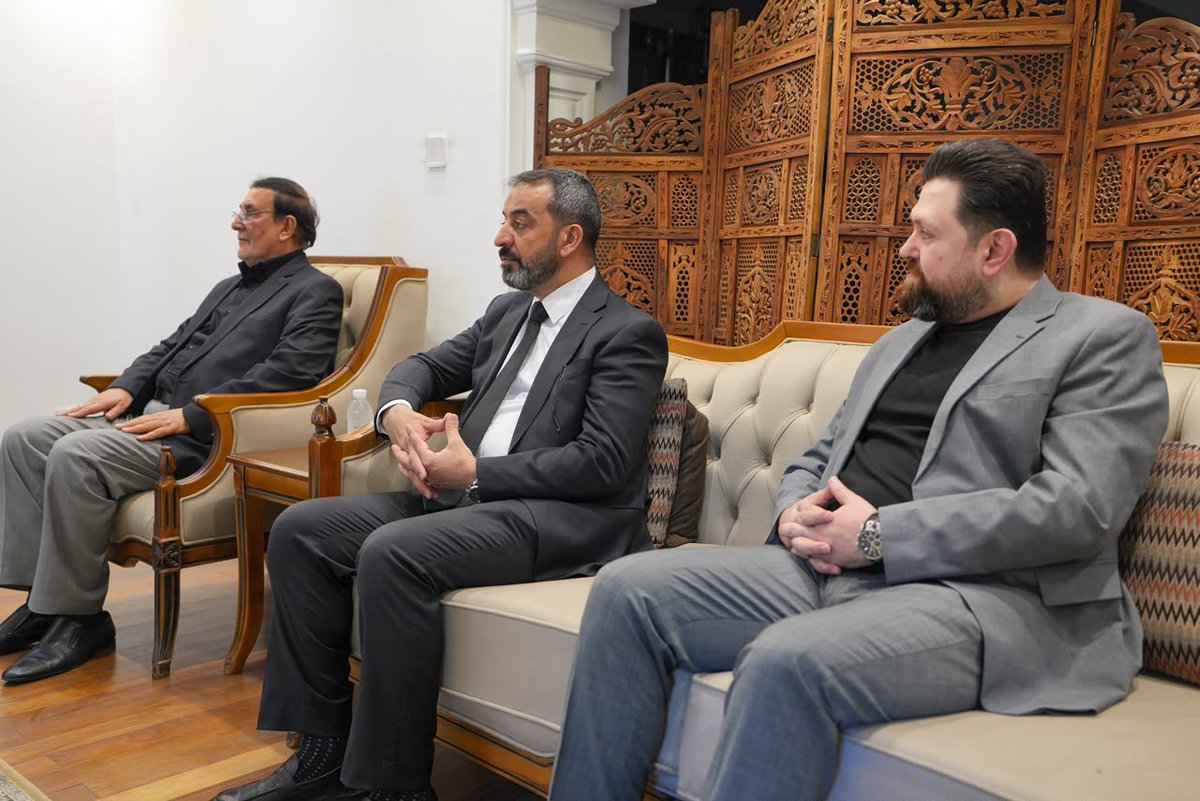 alazmparty's tweet photo. الهيئة القيادية لتحالف العزم تلتقي الشيخ همام حمودي وتؤكد أهمية تعزيز الاستقرار السياسي
••••••••••

التقت الهيئة القيادية لتحالف العزم، اليوم الخميس، رئيس المجلس الأعلى الإسلامي العراقي سماحة الشيخ همام حمودي، حيث جرى خلال اللقاء بحث مستجدات المشهد السياسي وعدد من الملفات الوطنية ذات الاهتمام المشترك.

وأكد الجانبان أهمية تعزيز الحوار والتفاهم بين القوى السياسية، بما يسهم في دعم الاستقرار وترسيخ الشراكة الوطنية، إلى جانب التأكيد على أهمية دعم المسار الحكومي وبرنامجه، ومساندة الجهود الرامية إلى تعزيز عمل مؤسسات الدولة وترسيخ سيادة القانون.

كما تناول اللقاء أهمية الحفاظ على التوازنات السياسية واحترام الاستحقاقات الدستورية والوطنية، ومواصلة التنسيق والتشاور بين القوى الوطنية بما يسهم في تعزيز الثقة بين الشركاء، ويدعم استقرار البلاد ويستجيب لتطلعات المواطنين.

•••••
المكتب الإعلامي
لتحالف العزم
2 تموز 2026