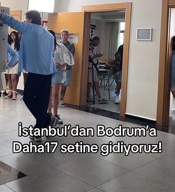 vanurra's tweet photo. Ayakkabilar farkli ve yeni sahneymiss https://t.co/QFBFhPV8Ui