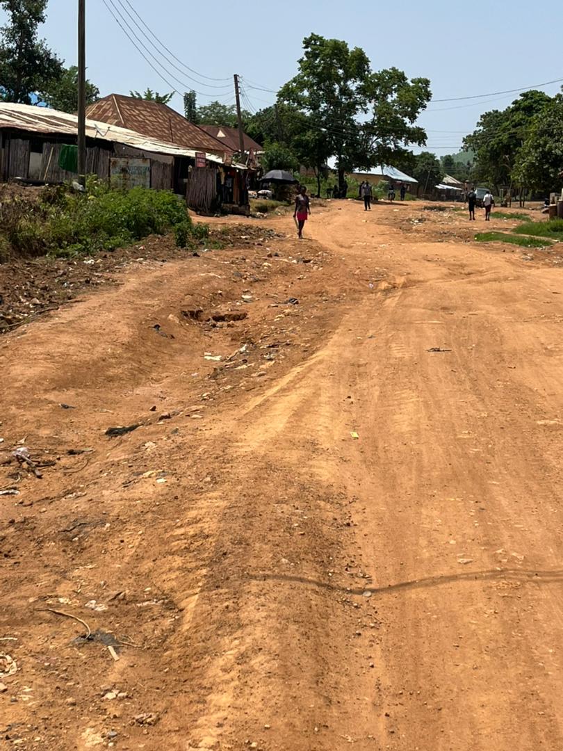 TrackaNG's tweet photo. In Aug 2025, N100.5m was paid to FAECH NIG LTD for the Construction of Karasana Community Road (0.6KM) Mabushi Amac, FCT. 

We tracked and report that this project has not been done.
Residents have expressed their constant distress over the state of this road. The poor road conditions have negatively affected transportation, and access to schools, healthcare facilities, and main markets.

We call on @FmardNg, the implementing agency to provide the public with details of how funds disbursed to this project was used.