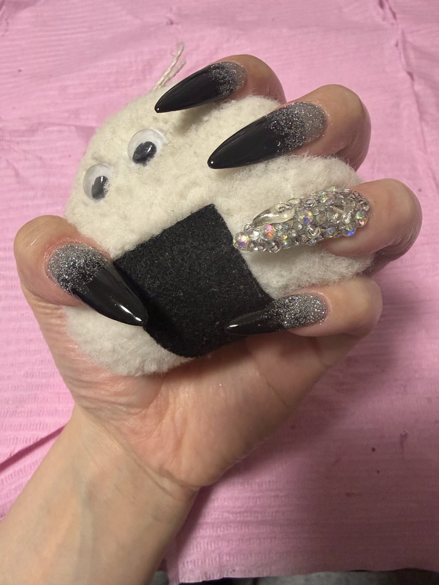 motion2548331's tweet photo. こんばんは！ゆうです！！

ネイル変えましたー！！

埋めつくしにした✨

かわいい♫

今日23時から！
お待ちしております✨

#Motion #ピンクい店 #上板橋 #ガールズバー #飲み放題 https://t.co/FrmEXzwvIE https://t.co/lKQiiHdrkS
