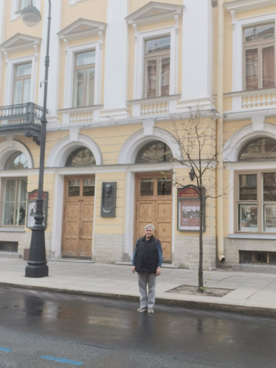 RomanMoiseyev's tweet photo. Вновь побывал в близком для меня Санкт-Петербурге. 

Непередаваемое чувство и незабываемые воспоминания о годах учебы, встречах с учителями моих учителей, с которыми имел счастье общаться, участие в мастер-классах, конкурсах дирижёров... 

Всегда только вперед!

Роман Моисеев https://t.co/cCJXX9fJhI