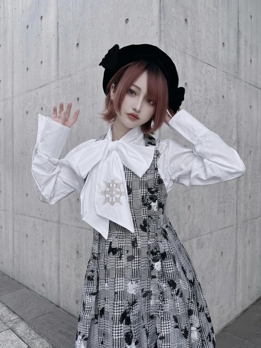 CuLLt_'s tweet photo. 熾天使ワンピースは
グレンチェックにお花のモチーフが散りばめられていて、とびきり可愛いんだぜ🪽 https://t.co/ANhqWhydAC