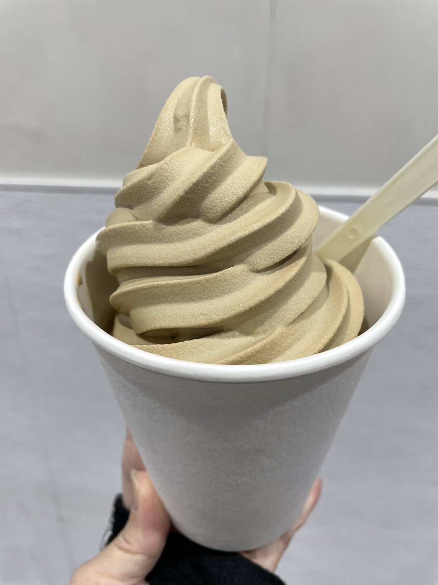 Hironoco's tweet photo. 最近のリピソフトクリームはこちら❣️
コストコ ほうじ茶ソフトクリーム
めちゃ美味い😋 https://t.co/I4aCjcH4jo