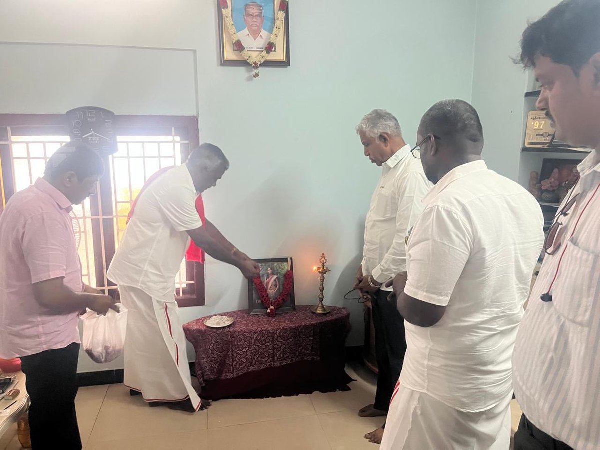 Shanmugamcpim's tweet photo. கோவையில் நீட் தேர்வால் ஏற்பட்ட மன உளைச்சலால் தற்கொலை செய்து கொண்ட மாணவி அனுகீர்த்தனாவின் குடும்பத்தினரை #CPIM சார்பில் நேரில் சந்தித்து ஆறுதல் தெரிவித்தேன். #CPIM கோவை மாவட்டச் செயலாளர் சி.பத்மநாபன் உடன் இருந்தனர். https://t.co/p8brS8GiiG