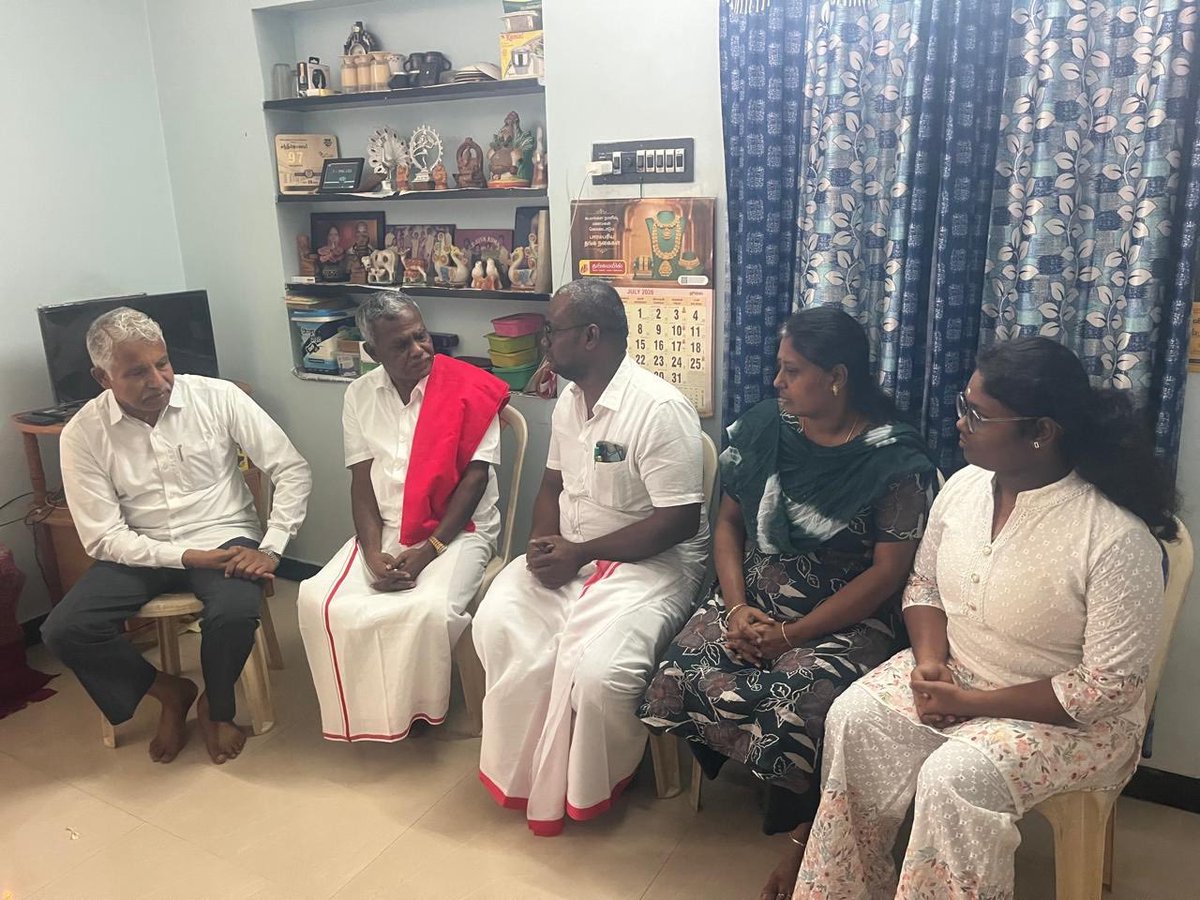 Shanmugamcpim's tweet photo. கோவையில் நீட் தேர்வால் ஏற்பட்ட மன உளைச்சலால் தற்கொலை செய்து கொண்ட மாணவி அனுகீர்த்தனாவின் குடும்பத்தினரை #CPIM சார்பில் நேரில் சந்தித்து ஆறுதல் தெரிவித்தேன். #CPIM கோவை மாவட்டச் செயலாளர் சி.பத்மநாபன் உடன் இருந்தனர். https://t.co/p8brS8GiiG