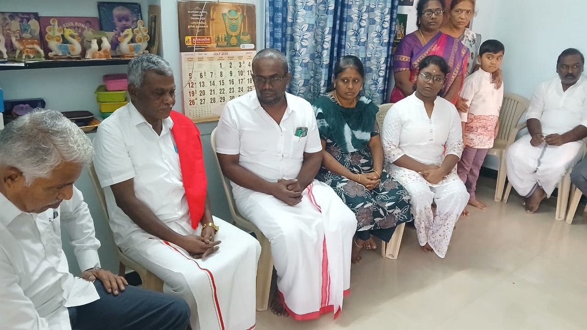 Shanmugamcpim's tweet photo. கோவையில் நீட் தேர்வால் ஏற்பட்ட மன உளைச்சலால் தற்கொலை செய்து கொண்ட மாணவி அனுகீர்த்தனாவின் குடும்பத்தினரை #CPIM சார்பில் நேரில் சந்தித்து ஆறுதல் தெரிவித்தேன். #CPIM கோவை மாவட்டச் செயலாளர் சி.பத்மநாபன் உடன் இருந்தனர். https://t.co/p8brS8GiiG