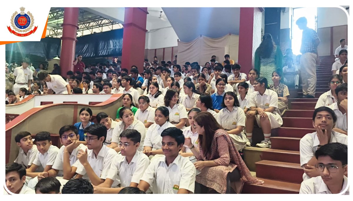 DelhiPolice's tweet photo. Under the ongoing #Smartबच्चे campaign, @DCPEastDelhi continues to empower and educate young minds.

🟡 135 girl students at Govt. Co-Ed Sr. Sec. School, Preet Vihar participated in a self-defence training session, learning practical safety skills and building confidence.

🟡 Around 300 students at ASN Sr. Sec. School, Mayur Vihar Phase-I attended an anti-drug awareness programme, spreading the message of a healthy, drug-free future.

#SayNoToDrugs
#DPUpdates
@LtGovDelhi
