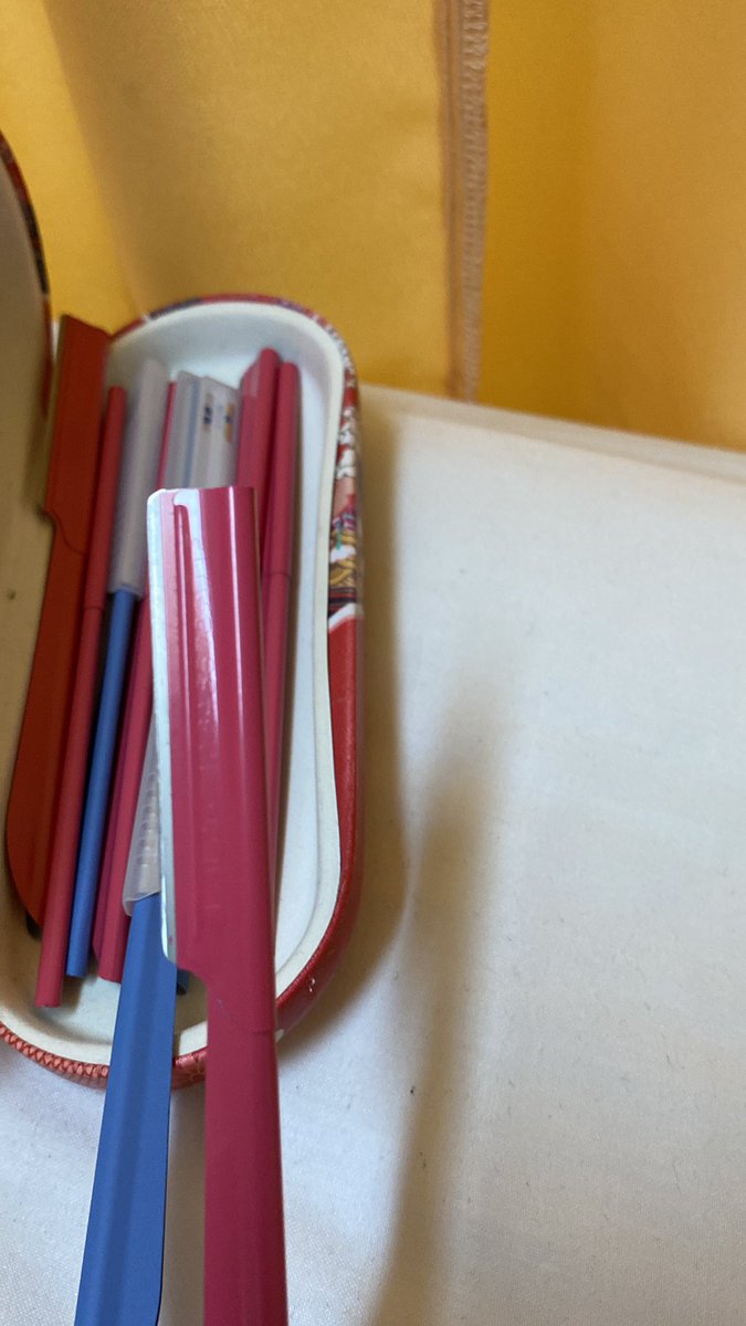 die4elul's tweet photo. @ivanlukabunn When i went to daiso they were selling kai razors without any protection etc https://t.co/LZLgQbD7ym
