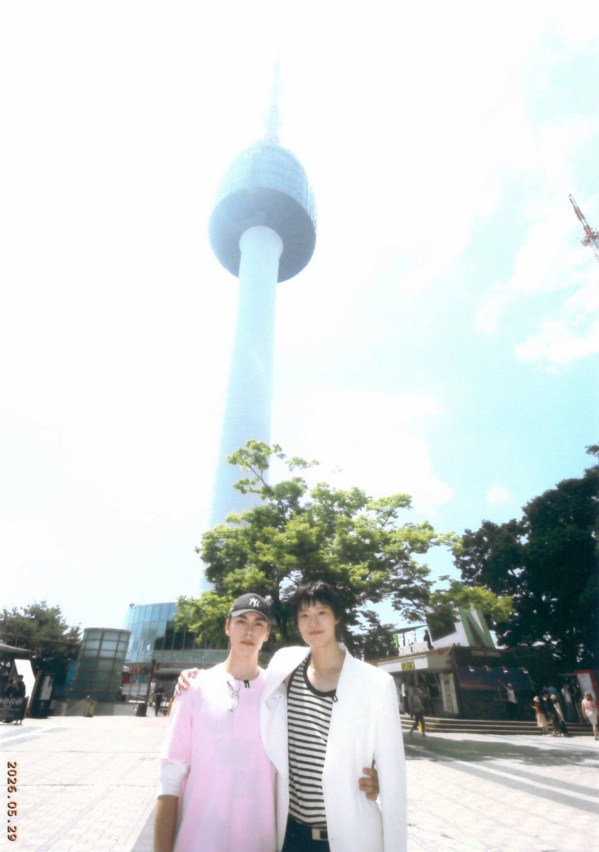 vr_8120's tweet photo. マジで良すぎるけどなんで全部観光地記念撮影老夫婦ポーズなんだ https://t.co/m3kD0wErKI