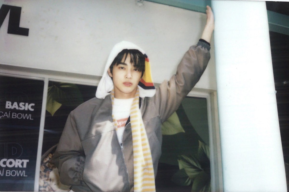 디.. tweet media