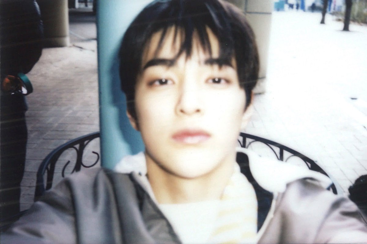 디.. tweet media