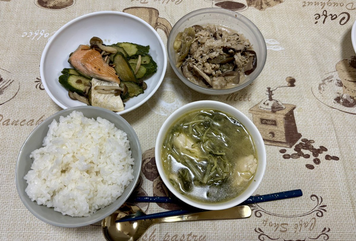 yoshi_mori1's tweet photo. 今日の晩ご飯
・鮭ときゅうりのソテー　
　生鮭、きゅうり、しめじを炒めて、塩と醤油で味付け。
・ささみと水菜のスープ
　ささみを炒めてから、酒、白だし、水菜を入れてしばらく煮ました。
・サラダチキンと茄子の中華サラダ
・ごはん https://t.co/RNXh5I4GaW