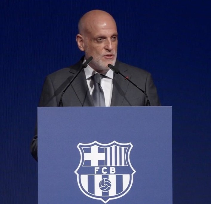 AdriRM33's tweet photo. 🗣️ Javier Tebas: "Si ALGUIEN no se puede quejar de errores arbitrales es el REAL MADRID, estoy deseando ver el informe del REAL MADRID a la UEFA."

Ayer llamando amigo al presidente que pagó 20 años al vicepresidente de los árbitros.

El fútbol español está podrido 🤢 https://t.co/SH95UPYjwo