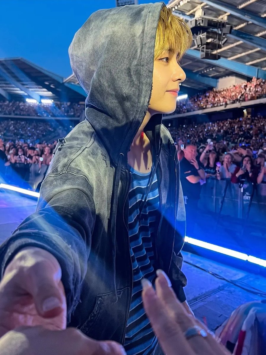 bngtnborahaetk's tweet photo. "my ultimate bias taehyung was just in front of me so I was crying and started crying harder when taehyung looked at me trying to comfort me but when he suddenly reached for my hand I lost it" he always values, takes care of, love and treat us as his bffs in the most precious way https://t.co/yqyRF60Za1