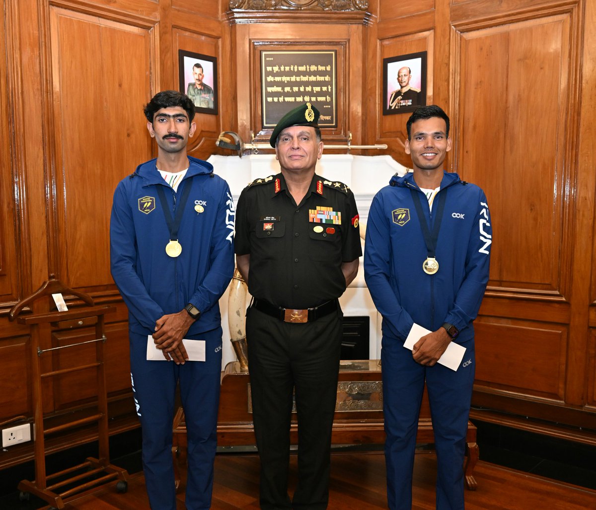 adgpi's tweet photo. #GeneralDhirajSeth, #COAS, felicitated Hav Lakshay and Hav Ujjwal Kumar Singh of the Army Rowing Node on their historic achievement of winning India's first-ever Gold Medal🥇at the World Rowing Cup in the Lightweight Men's Double Sculls (LM2x) event at Lucerne, Switzerland.

The #COAS lauded the outstanding achievement of the two rowers, commending their dedication, perseverance and sporting excellence in scripting a historic milestone for the #IndianArmy and the Nation, while inspiring future generations of athletes.

#MOW
@DefenceMinIndia
@SpokespersonMoD
@IA_SportsAdvntr
@IndiaSports