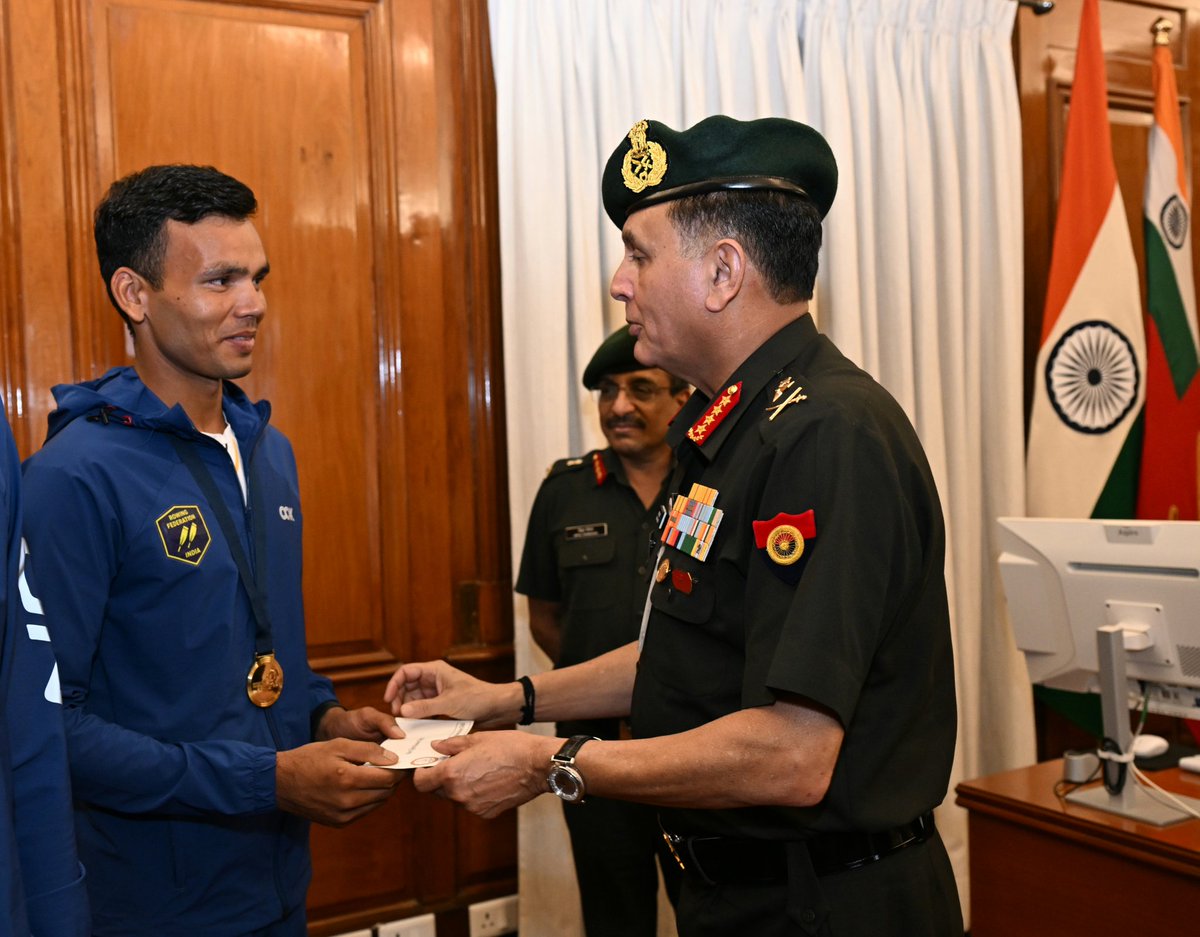 adgpi's tweet photo. #GeneralDhirajSeth, #COAS, felicitated Hav Lakshay and Hav Ujjwal Kumar Singh of the Army Rowing Node on their historic achievement of winning India's first-ever Gold Medal🥇at the World Rowing Cup in the Lightweight Men's Double Sculls (LM2x) event at Lucerne, Switzerland.

The #COAS lauded the outstanding achievement of the two rowers, commending their dedication, perseverance and sporting excellence in scripting a historic milestone for the #IndianArmy and the Nation, while inspiring future generations of athletes.

#MOW
@DefenceMinIndia
@SpokespersonMoD
@IA_SportsAdvntr
@IndiaSports