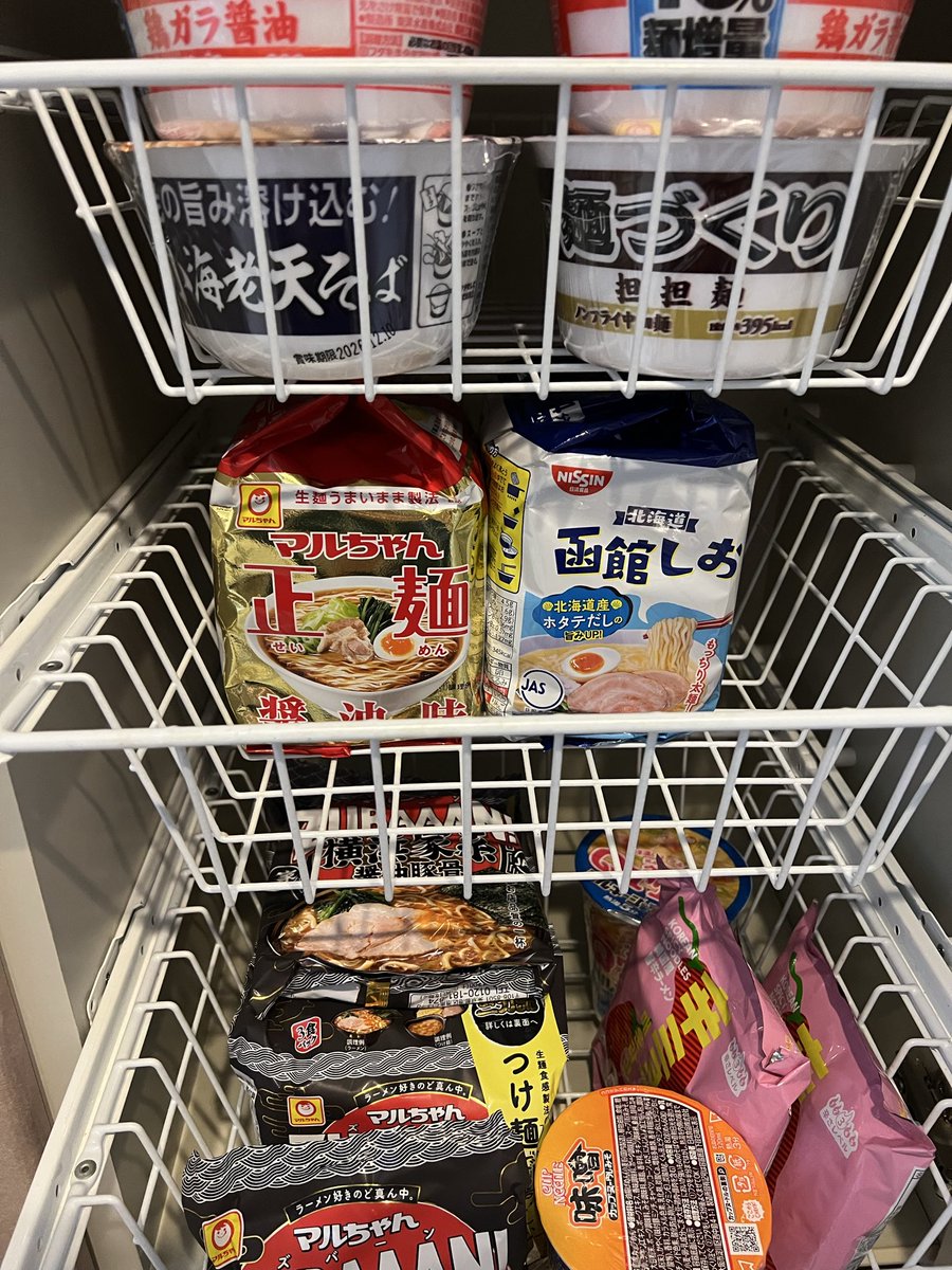 RukaMew's tweet photo. @hbRfLxHX0h20137 すごいある！wいつでも食べれますね🤣
僕もずいぶん減ったけどこのくらい🍜 https://t.co/u9YI9ASkRQ