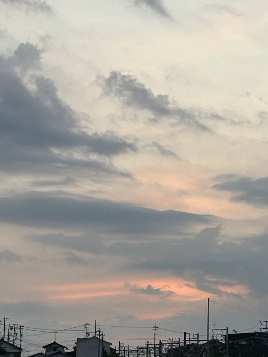 sunsetmoon001's tweet photo. 一昨日の夕焼け

次の日は雲りでした☁️ https://t.co/t3a0zAp3mu