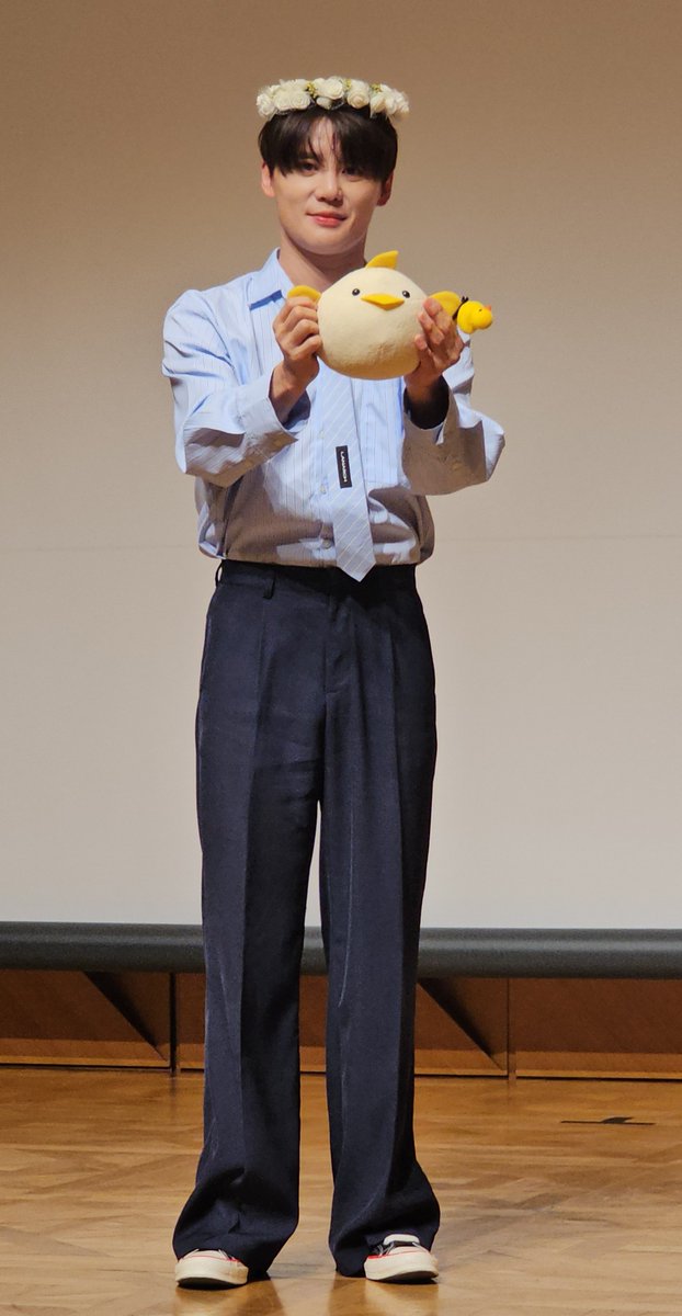 Yummy1215's tweet photo. 『'GRAVITY' 発売記念 東京対面ファンサイン会・フォト会イベント』
先日奇跡的に対面サイン会当選のご連絡を頂いたので行ってきました🥲
席は前から2列目
ずっと夢のような時間でした
私の話を熱心に聞いてくれ
質問コーナーで手を上げると
私を指して答えてくれました
明日のライブ前に胸がいっぱい https://t.co/GvLXorTcKg