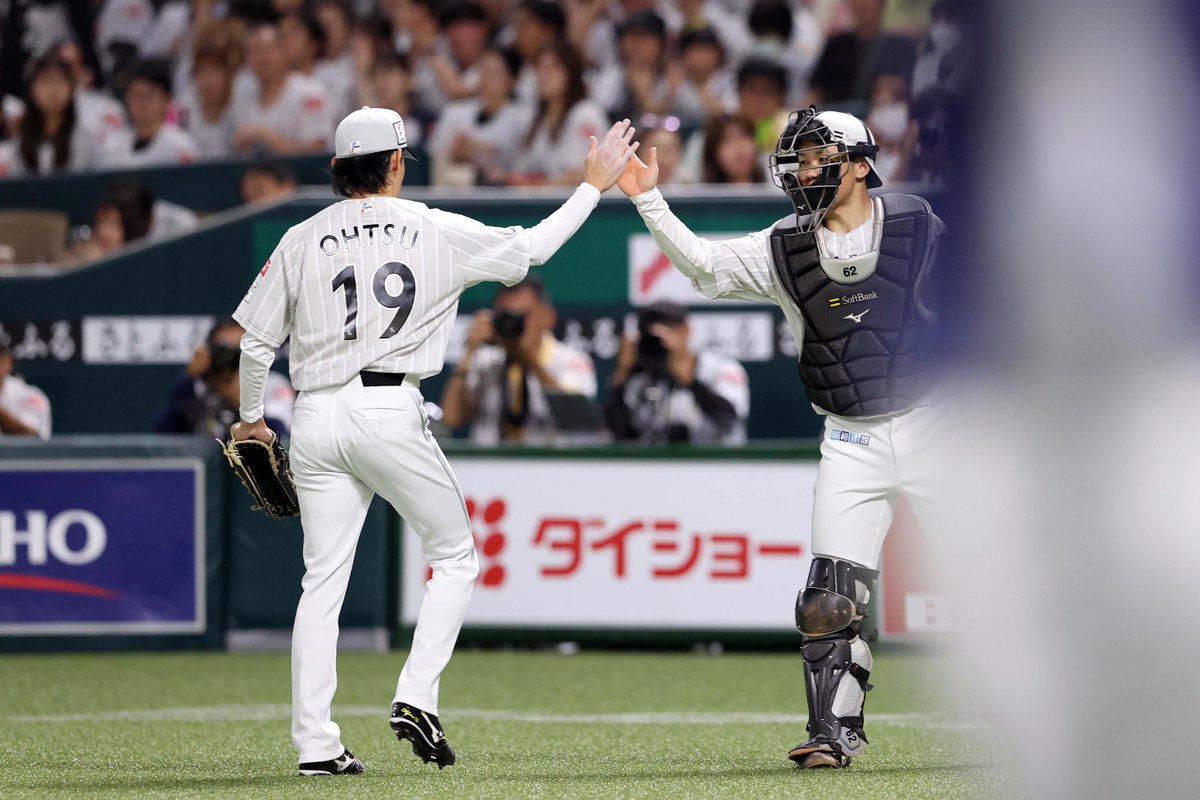 takafullc2's tweet photo. たかほーーーーー！！！！

大津亮介投手が7回1失点でキャリアハイの8勝目をマーク！！！

正木智也選手の逆転2点打が決勝点となりました！！！

栗原陵矢選手は23号ソロ！！

選手会長が3試合連発です！！！

同一カード3連勝です！！！！！

#sbhawks #鷹フル https://t.co/7xaMYWQrj7