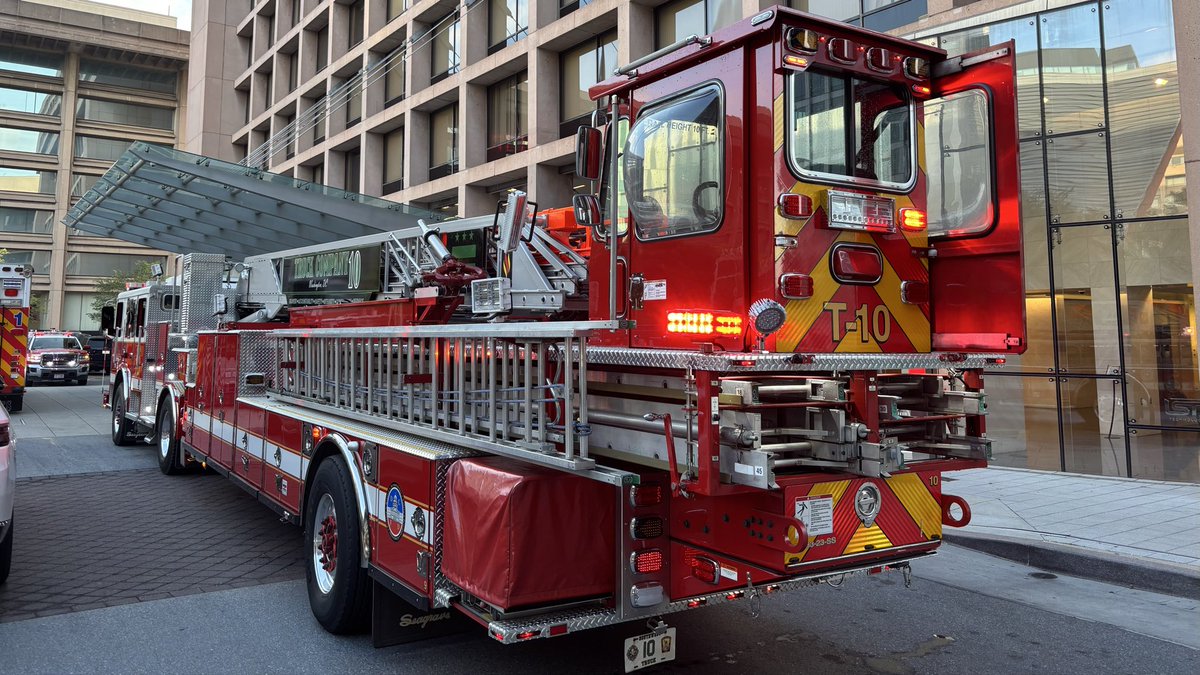 CordellTraffic's tweet photo. Large @DCFireEMS Rope Rescue response brought a variety of specialty units to L'Enfant Plaza SW just before 6:00AM Thursday for report of a stalled occupied elevator. Special Ops firefighters used a rope system to safely remove the occupant from the disabled elevator. #DCsBravest https://t.co/3NXRxuvWTH