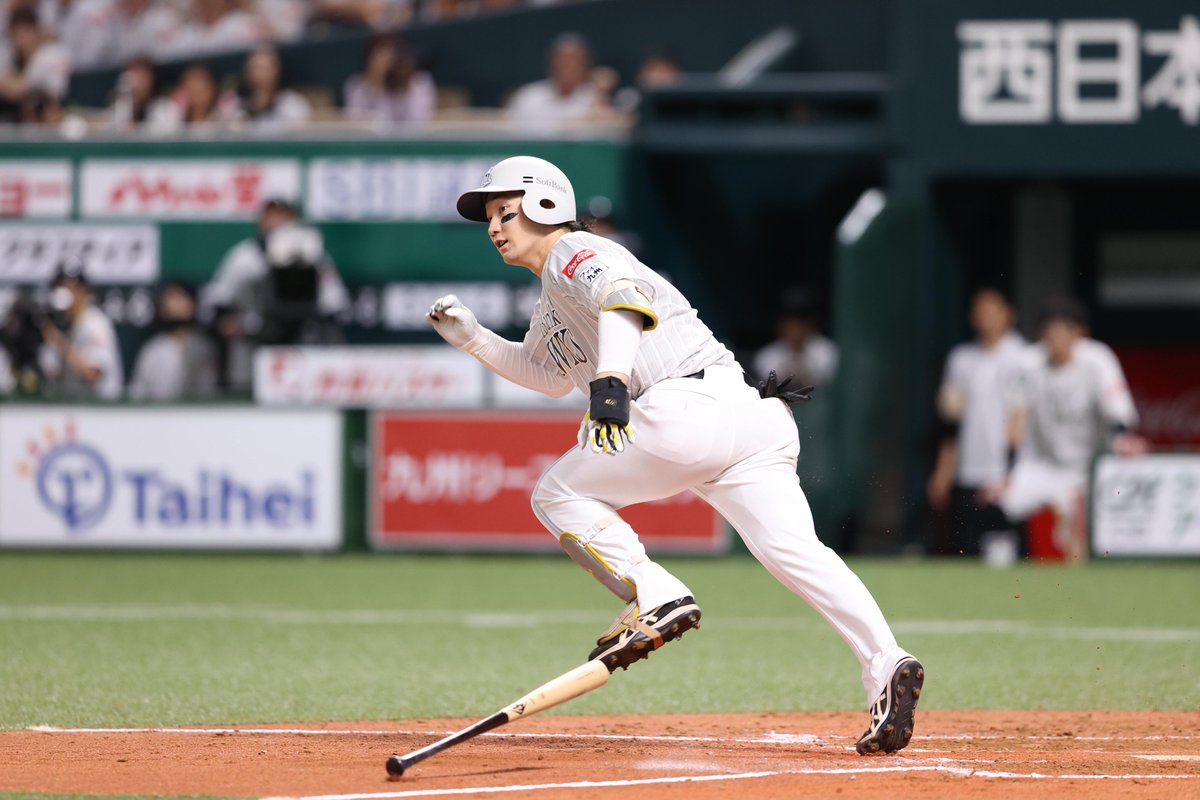 takafullc2's tweet photo. たかほーーーーー！！！！

大津亮介投手が7回1失点でキャリアハイの8勝目をマーク！！！

正木智也選手の逆転2点打が決勝点となりました！！！

栗原陵矢選手は23号ソロ！！

選手会長が3試合連発です！！！

同一カード3連勝です！！！！！

#sbhawks #鷹フル https://t.co/7xaMYWQrj7