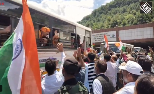 ramannaq's tweet photo. One salute. Countless emotions. 
SANJY 2026 pilgrims honor a J&amp;K Police officer, while CRPF personnel remain steadfast on duty, safeguarding every step of the Amarnath Yatra. Faith is strengthened by those who serve with courage, discipline, and dedication. 
 #AmarnathYatra
#CRPF https://t.co/T4wxPr7z5h