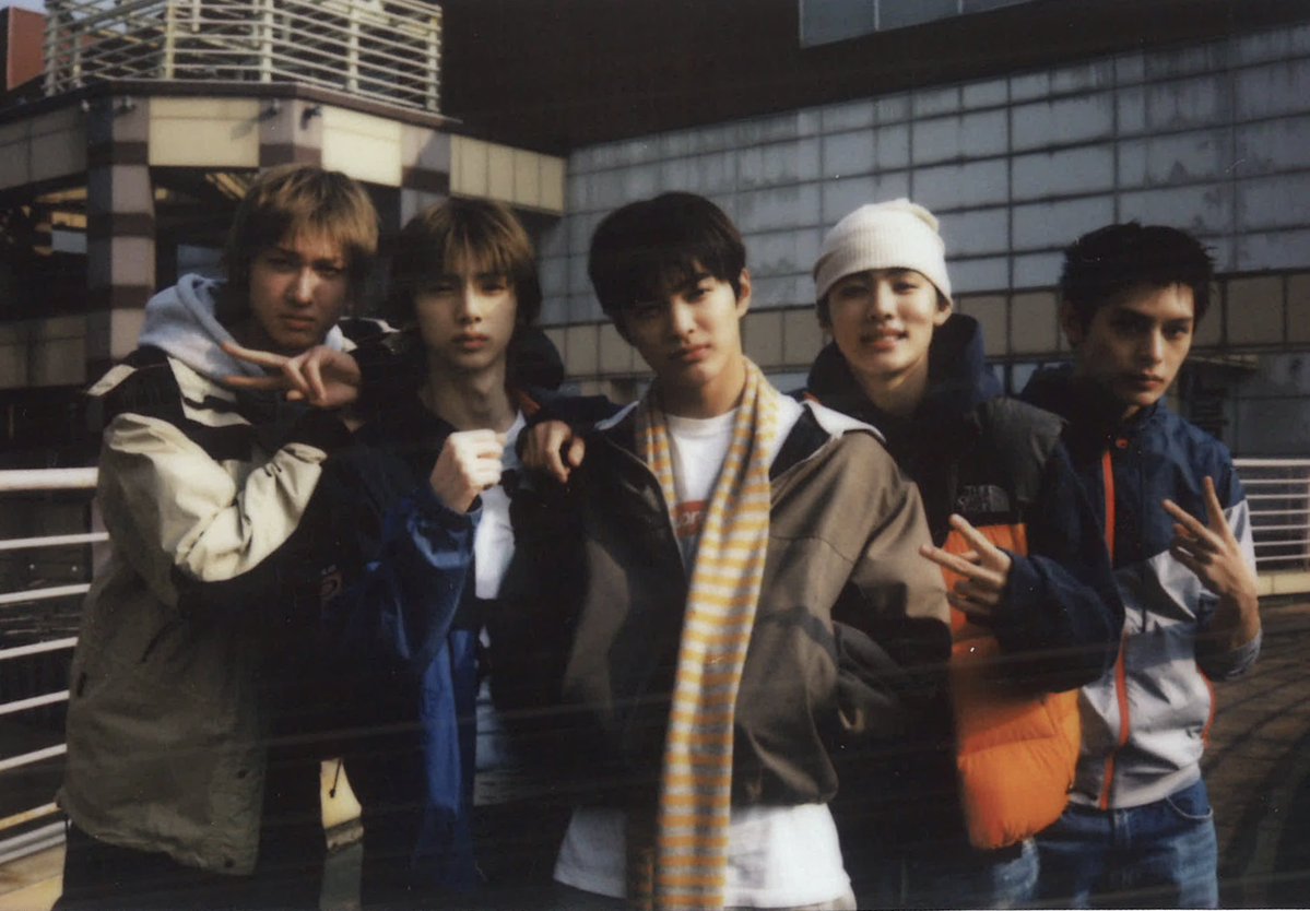 mrtinzip's tweet photo. the type of photos you find in a friend group’s photo album from the 2000s https://t.co/YWAXHh5cuZ