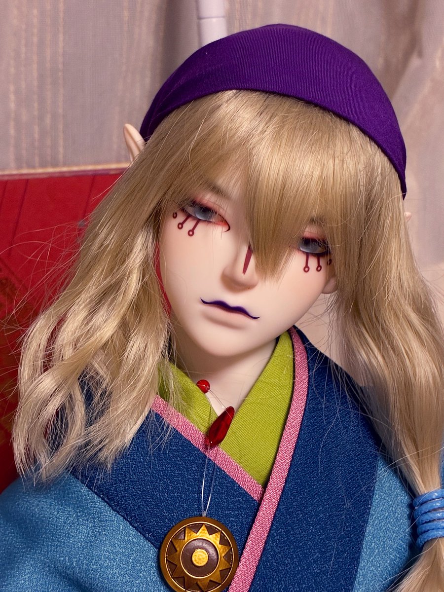 MochNoke's tweet photo. ※ドール写真

ドールやぬいぐるみって顔立ちの個体差あると思っているのですが、我が家の離ドールさんはなんかアンニュイな雰囲気のような気がする（このあとネックレス直しました……）
公式写真は凛々しく見える https://t.co/AnfB1F7RfE