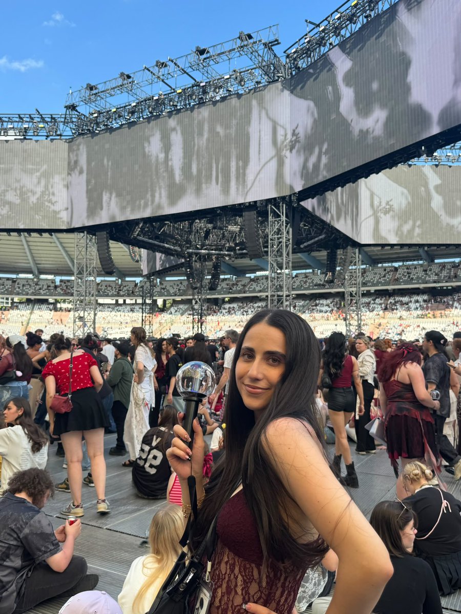 moonshawteh's tweet photo. They say youth is never coming back but yesterday after 10 years I felt 16 again 💜 #bts #arirang #BTS_ARİRANG 
#BTS_ARİRANG_BRUSSELS @bts_bighit #btsbrussel https://t.co/b1xcIotzDk