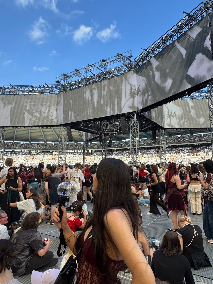 moonshawteh's tweet photo. They say youth is never coming back but yesterday after 10 years I felt 16 again 💜 #bts #arirang #BTS_ARİRANG 
#BTS_ARİRANG_BRUSSELS @bts_bighit #btsbrussel https://t.co/b1xcIotzDk