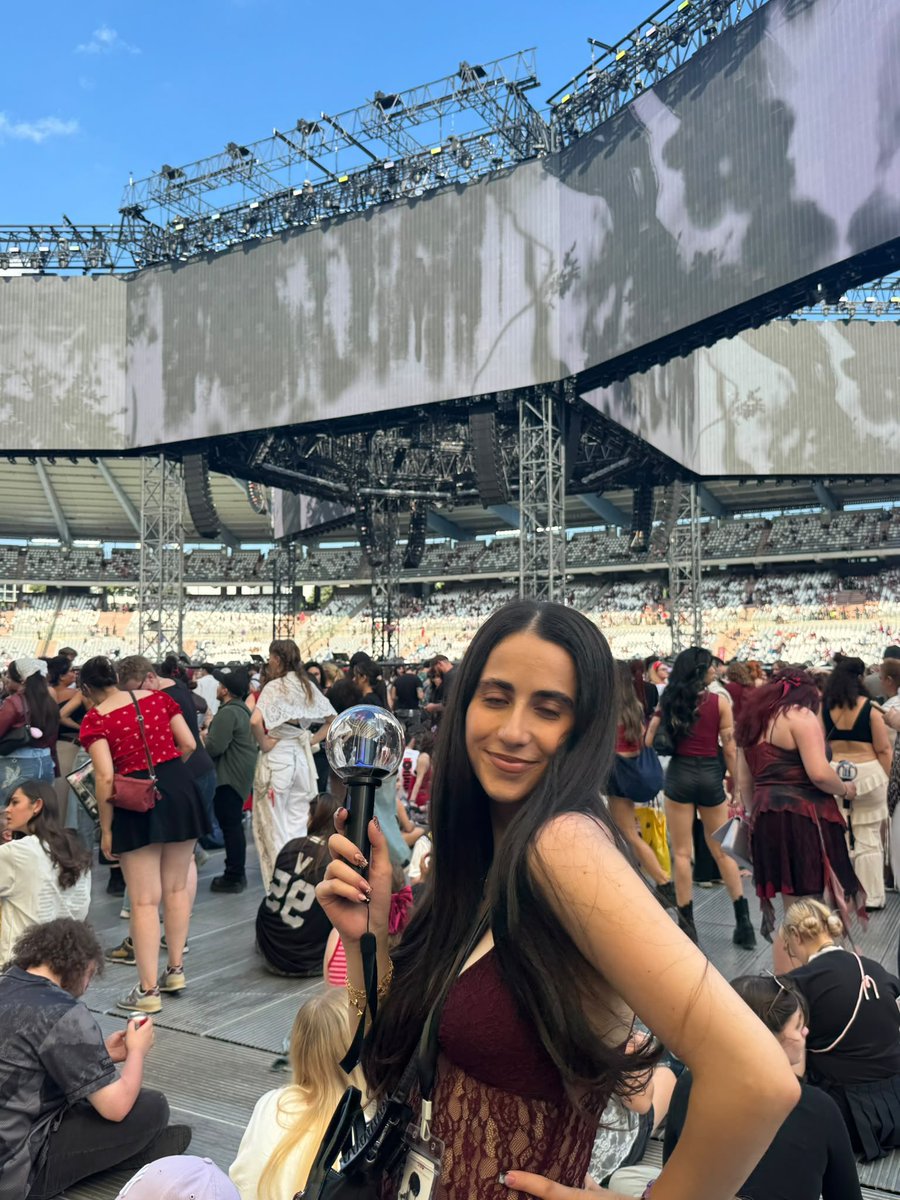 moonshawteh's tweet photo. They say youth is never coming back but yesterday after 10 years I felt 16 again 💜 #bts #arirang #BTS_ARİRANG 
#BTS_ARİRANG_BRUSSELS @bts_bighit #btsbrussel https://t.co/b1xcIotzDk